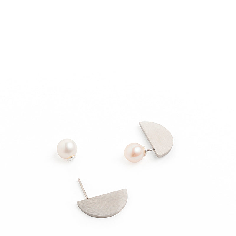 Half circle earring – steel with white freshwater pearl