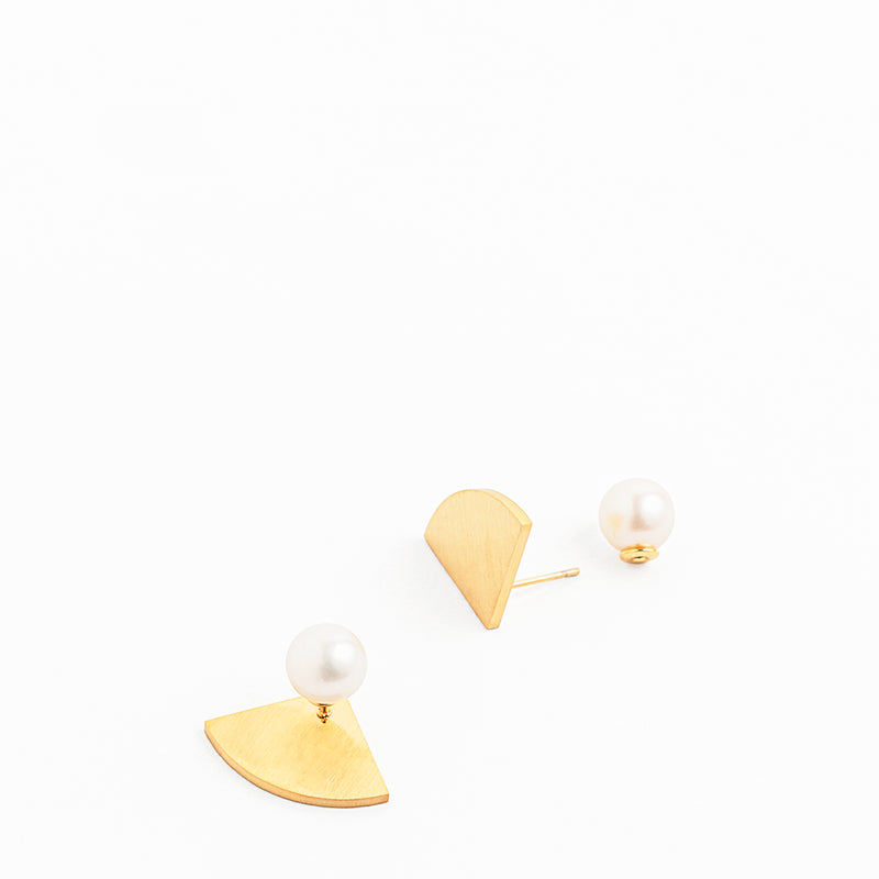 Quarter circle earring – gold with white freshwater pearl