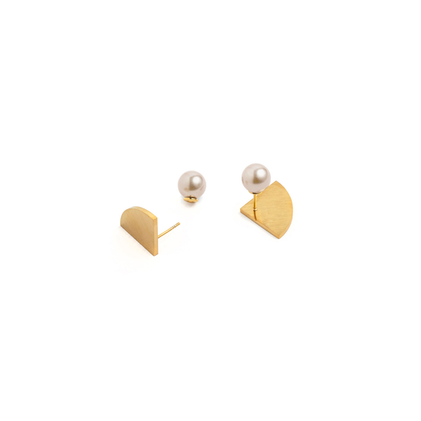 Quarter circle earring – gold with champagne pearl